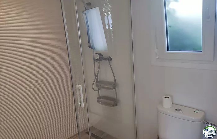 Bonica casa amb piscina i apartament per a convidats i piscina.