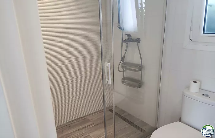 Bonica casa amb piscina i apartament per a convidats i piscina.