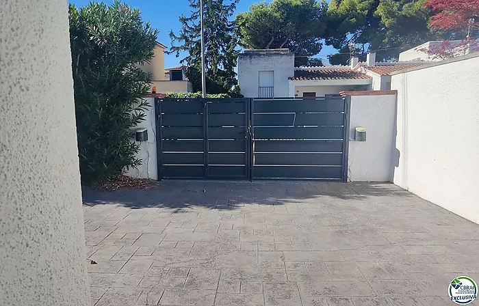 Bonica casa amb piscina i apartament per a convidats i piscina.