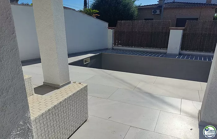 Bonica casa amb piscina i apartament per a convidats i piscina.