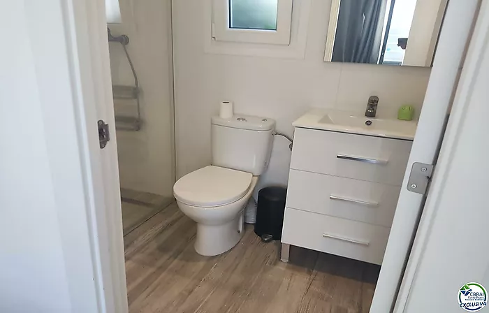 Bonica casa amb piscina i apartament per a convidats i piscina.