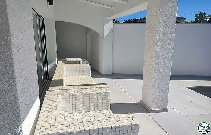 Bonica casa amb piscina i apartament per a convidats i piscina.