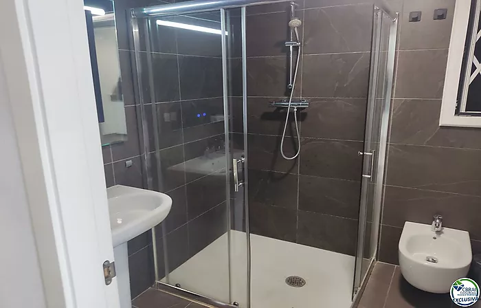 Bonica casa amb piscina i apartament per a convidats i piscina.