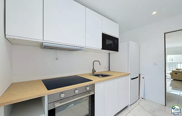 Renovated 2-bedroom apartment with terrace in Santa Margarida, Roses