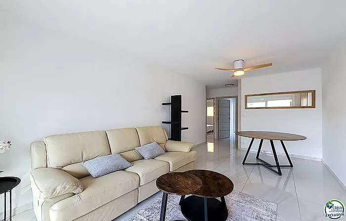Renovated 2-bedroom apartment with terrace in Santa Margarida, Roses