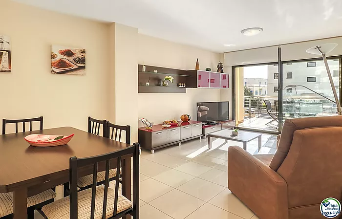 For sale: High-standard apartment in Roses 50 m from the sea