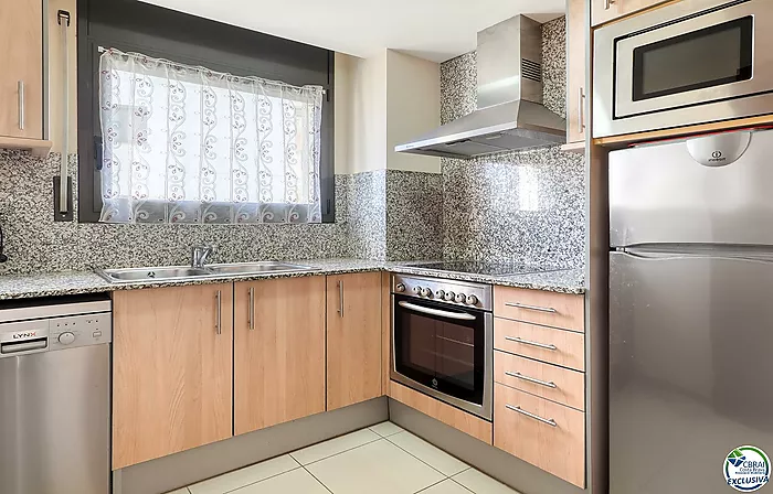 For sale: High-standard apartment in Roses 50 m from the sea