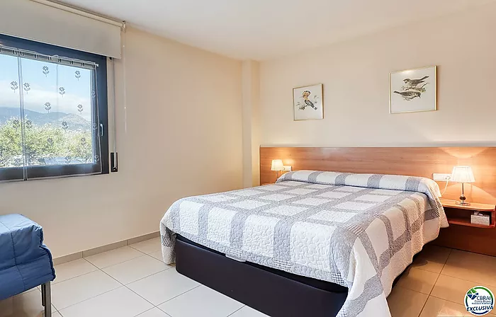 For sale: High-standard apartment in Roses 50 m from the sea