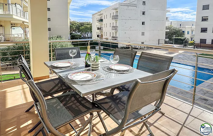 For sale: High-standard apartment in Roses 50 m from the sea