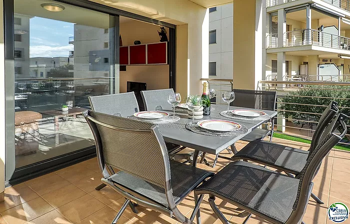 For sale: High-standard apartment in Roses 50 m from the sea