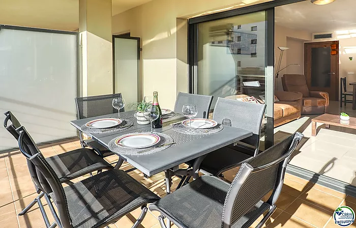 For sale: High-standard apartment in Roses 50 m from the sea