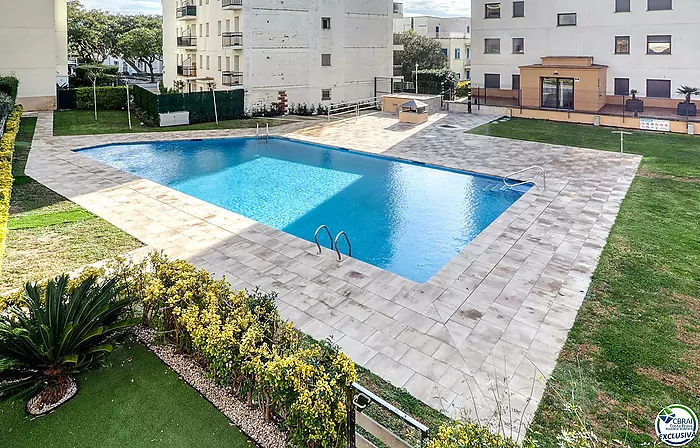 For sale: High-standard apartment in Roses 50 m from the sea