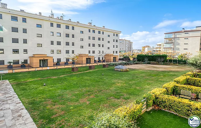 For sale: High-standard apartment in Roses 50 m from the sea