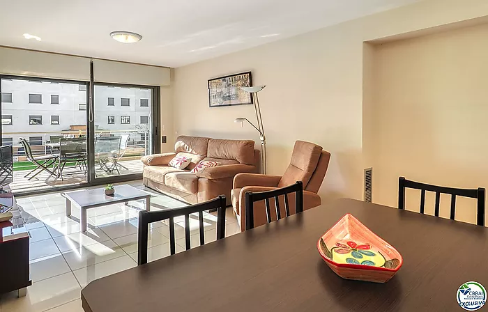 For sale: High-standard apartment in Roses 50 m from the sea