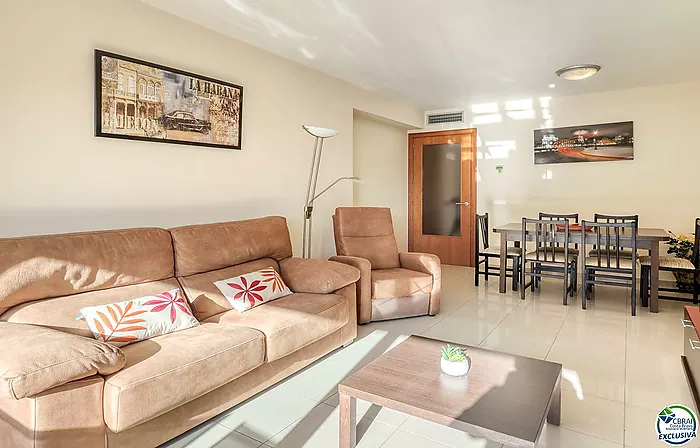 For sale: High-standard apartment in Roses 50 m from the sea