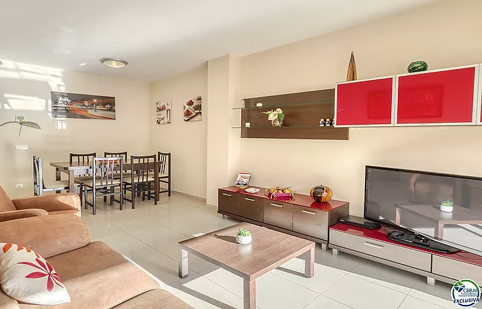 For sale: High-standard apartment in Roses 50 m from the sea