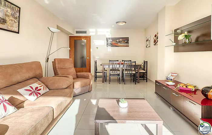 For sale: High-standard apartment in Roses 50 m from the sea
