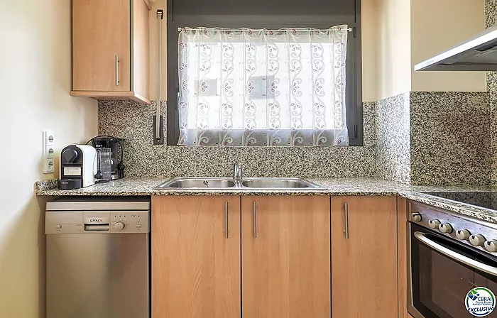 For sale: High-standard apartment in Roses 50 m from the sea