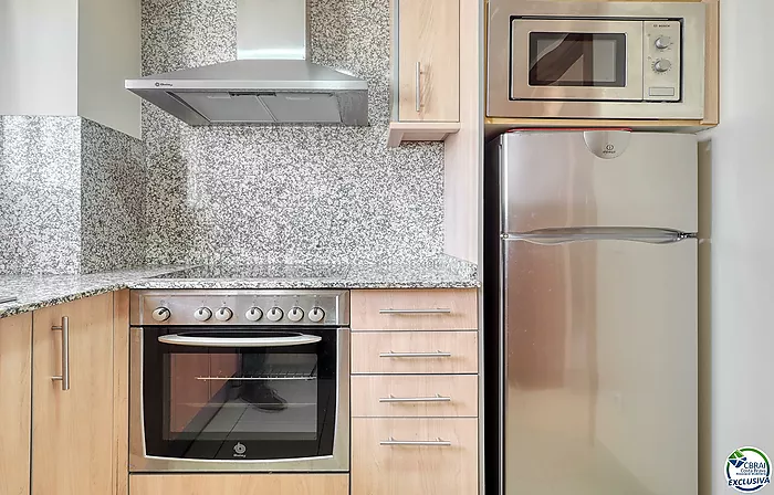 For sale: High-standard apartment in Roses 50 m from the sea