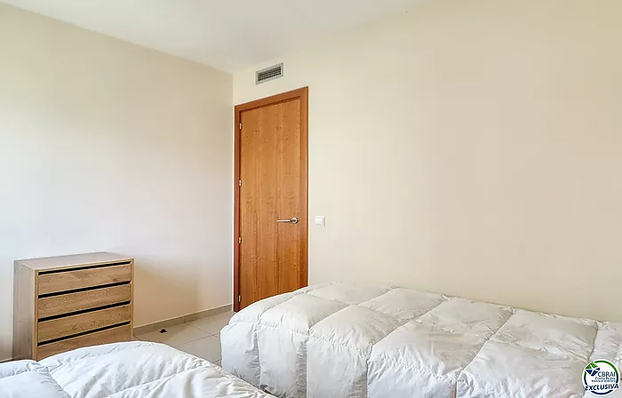 For sale: High-standard apartment in Roses 50 m from the sea