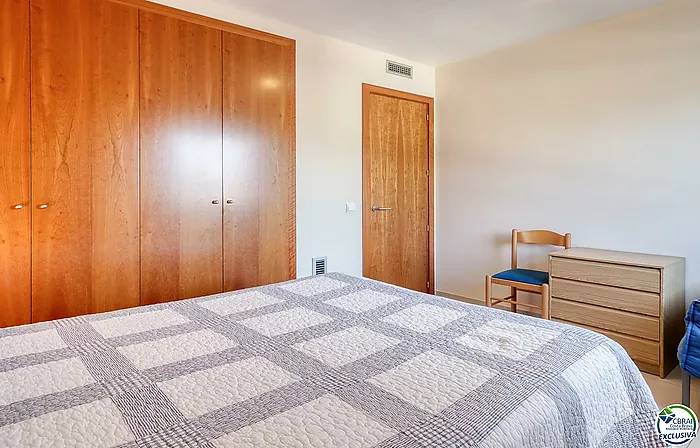For sale: High-standard apartment in Roses 50 m from the sea