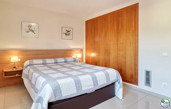 For sale: High-standard apartment in Roses 50 m from the sea