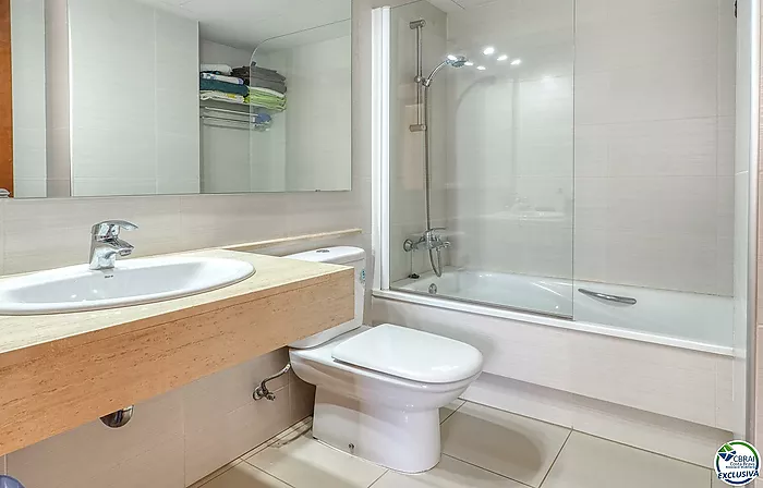 For sale: High-standard apartment in Roses 50 m from the sea