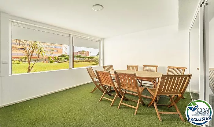 Modern apartament a la planta baixa en complex residencial amb zones enjardinades i piscina comunitària