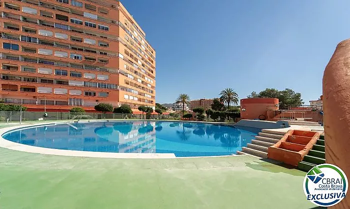Modern apartament a la planta baixa en complex residencial amb zones enjardinades i piscina comunitària