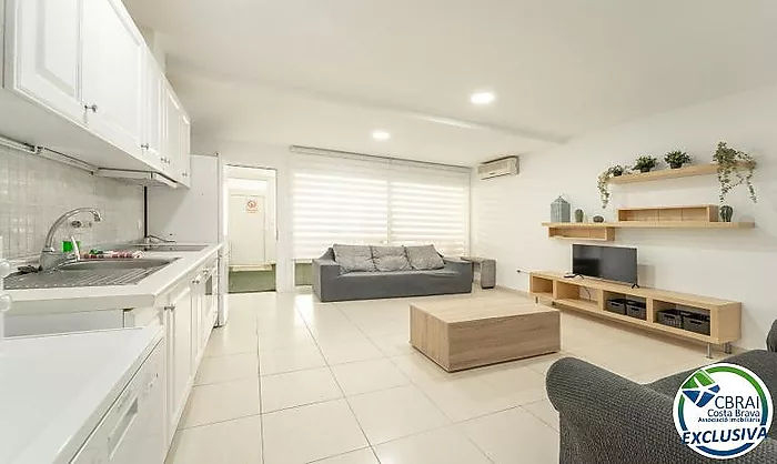 Modern apartament a la planta baixa en complex residencial amb zones enjardinades i piscina comunitària