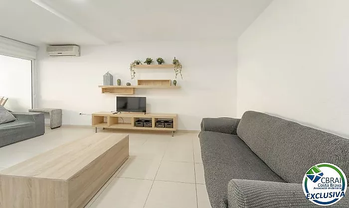 Modern apartament a la planta baixa en complex residencial amb zones enjardinades i piscina comunitària