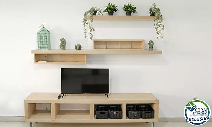 Modern apartament a la planta baixa en complex residencial amb zones enjardinades i piscina comunitària
