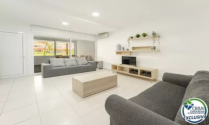 Modern apartament a la planta baixa en complex residencial amb zones enjardinades i piscina comunitària