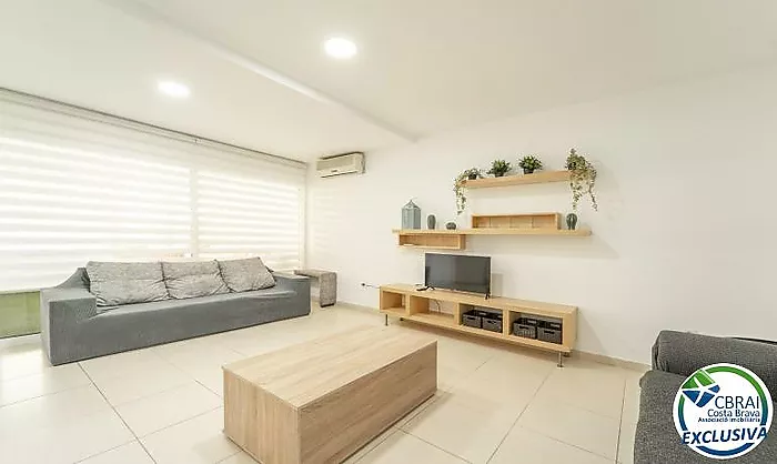 Modern apartament a la planta baixa en complex residencial amb zones enjardinades i piscina comunitària