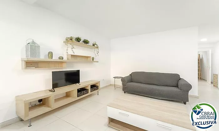 Modern apartament a la planta baixa en complex residencial amb zones enjardinades i piscina comunitària