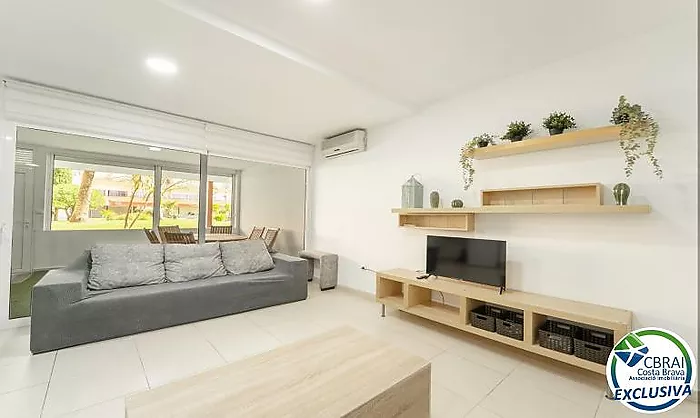 Modern apartament a la planta baixa en complex residencial amb zones enjardinades i piscina comunitària