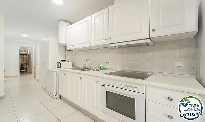 Modern apartament a la planta baixa en complex residencial amb zones enjardinades i piscina comunitària