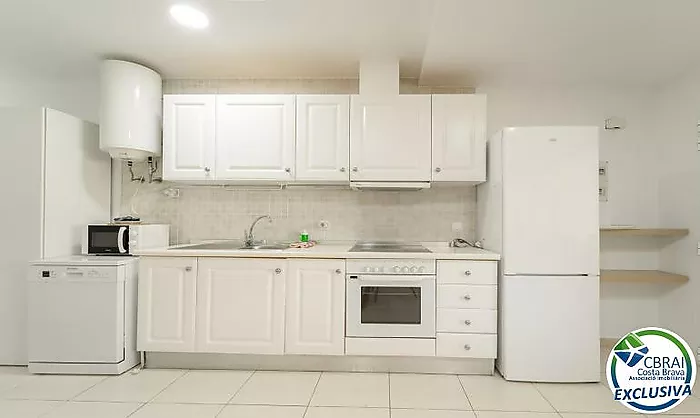 Modern apartament a la planta baixa en complex residencial amb zones enjardinades i piscina comunitària