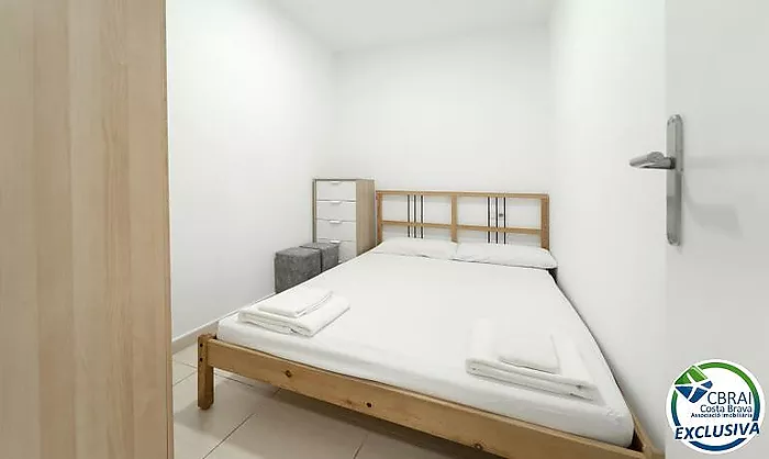 Modern apartament a la planta baixa en complex residencial amb zones enjardinades i piscina comunitària