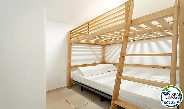 Modern apartament a la planta baixa en complex residencial amb zones enjardinades i piscina comunitària