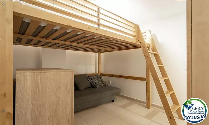 Modern apartament a la planta baixa en complex residencial amb zones enjardinades i piscina comunitària