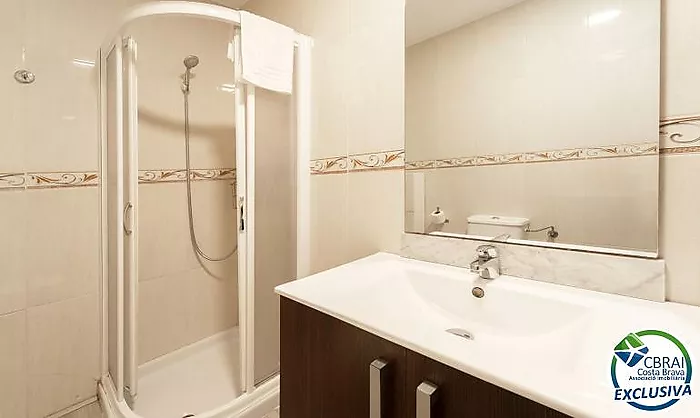 Modern apartament a la planta baixa en complex residencial amb zones enjardinades i piscina comunitària