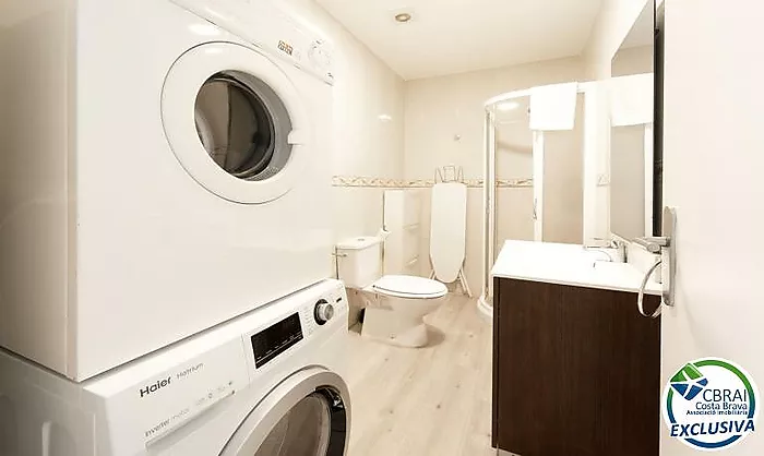 Modern apartament a la planta baixa en complex residencial amb zones enjardinades i piscina comunitària