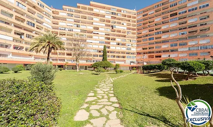 Modern apartament a la planta baixa en complex residencial amb zones enjardinades i piscina comunitària