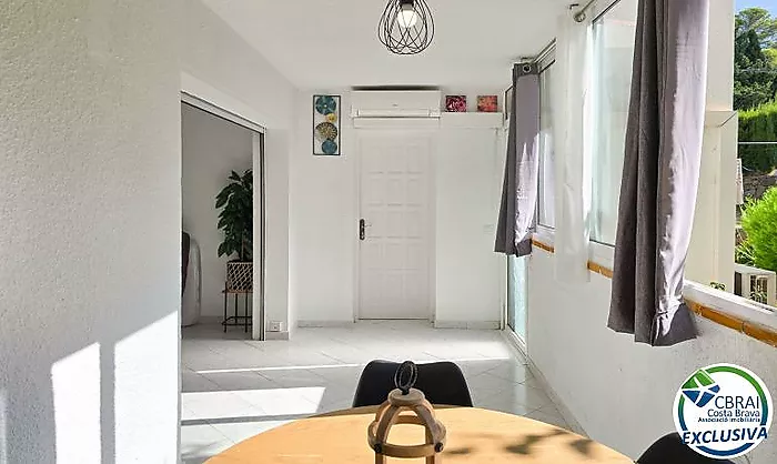Découvrez un endroit où déconnecter, profiter de la nature et savourer pleinement la douceur de vivre à Roses.