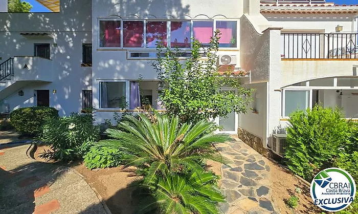 Découvrez un endroit où déconnecter, profiter de la nature et savourer pleinement la douceur de vivre à Roses.