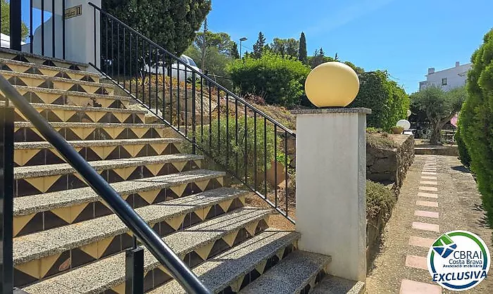 Découvrez un endroit où déconnecter, profiter de la nature et savourer pleinement la douceur de vivre à Roses.