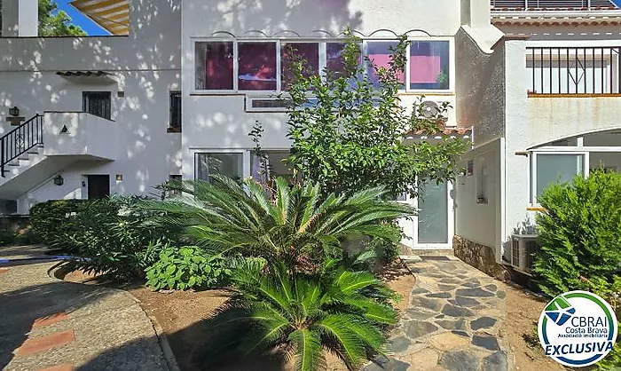 Découvrez un endroit où déconnecter, profiter de la nature et savourer pleinement la douceur de vivre à Roses.