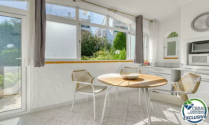 Looking for a peaceful place in Roses, surrounded by nature and offering all the comfort you need to enjoy it throughout the year? This apartment coul