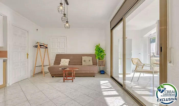 Si busques un lloc tranquil a Roses, envoltat de natura i amb totes les comoditats per gaudir-ne durant tot l'any, aquest apartament et pot sorprendre